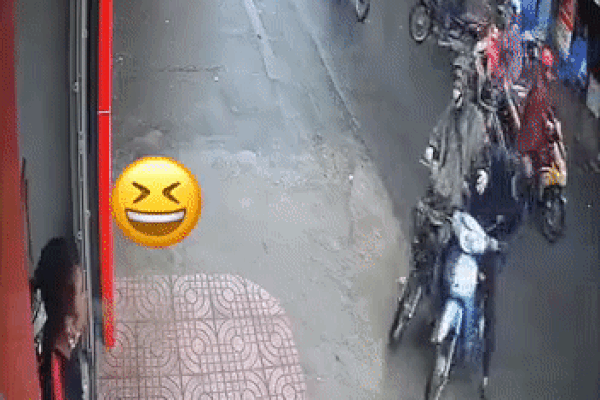 Tài xế xe tải lao lên vỉa hè tìm lối đi riêng - tình huống khiến các phương tiện trên đường bối rối-2