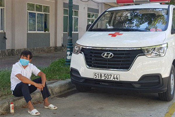 Xe chở bệnh nhân miễn phí của ông Đoàn Ngọc Hải bất ngờ xuất hiện dòng chữ phía sau, cộng đồng mạng rần rần tặng lời khen-5