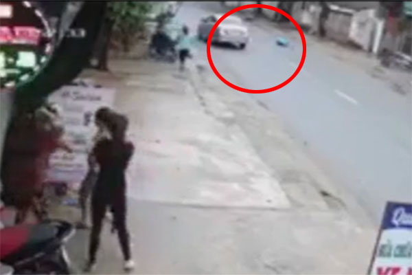 Ôtô mất lái đâm vào xe tải-1