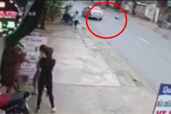 Clip: Xe Vios chạy lấn làn, đâm người phụ nữ lộn nhiều vòng trên không trung trước khi tiếp đất