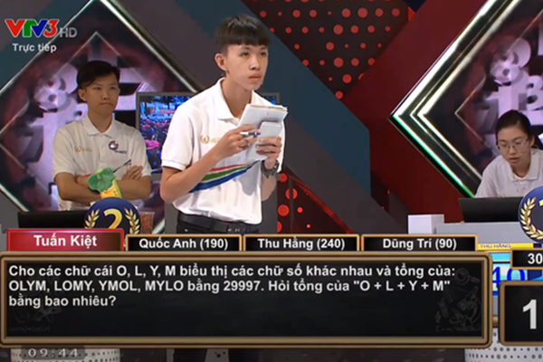 Sự thật về hình ảnh tranh cãi tại Chung kết Olympia 2020: Nữ Quán quân lủi thủi một góc nhìn 3 nam sinh ôm nhau-5
