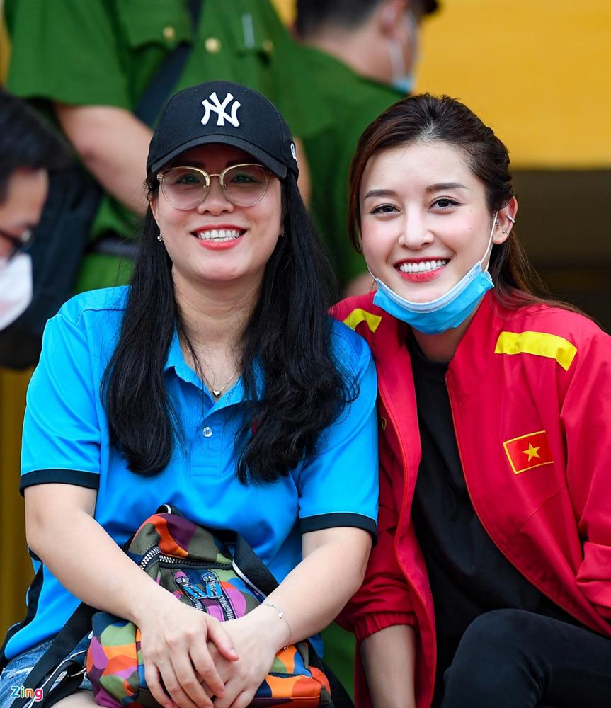 Á hậu Huyền My đến sân xem trận chung kết Cúp Quốc gia-2