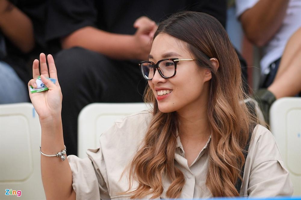 Á hậu Huyền My đến sân xem trận chung kết Cúp Quốc gia-7