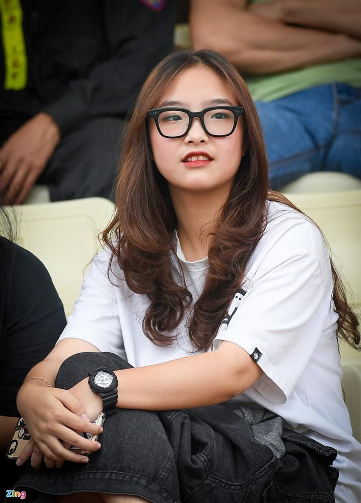 Á hậu Huyền My đến sân xem trận chung kết Cúp Quốc gia-8
