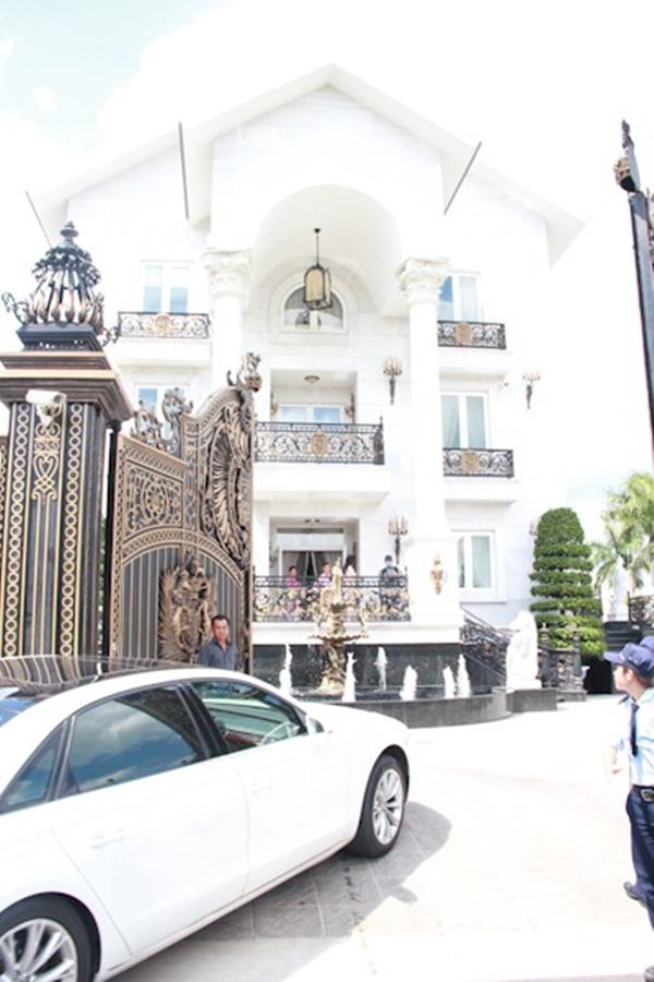 Những mỹ nhân Việt nức tiếng 1 thời giờ ở cơ ngơi khủng, mẹ chồng Hà Tăng cũng góp mặt-8