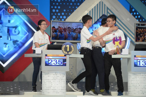 Sự thật về hình ảnh tranh cãi tại Chung kết Olympia 2020: Nữ Quán quân lủi thủi một góc nhìn 3 nam sinh ôm nhau-1