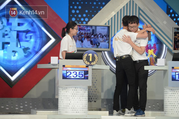 Sự thật về hình ảnh tranh cãi tại Chung kết Olympia 2020: Nữ Quán quân lủi thủi một góc nhìn 3 nam sinh ôm nhau-2