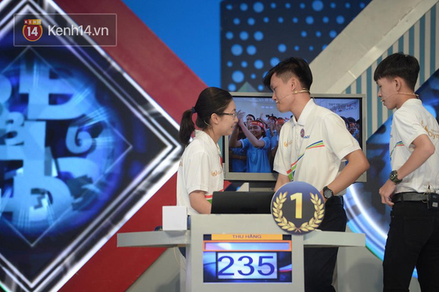 Sự thật về hình ảnh tranh cãi tại Chung kết Olympia 2020: Nữ Quán quân lủi thủi một góc nhìn 3 nam sinh ôm nhau-4