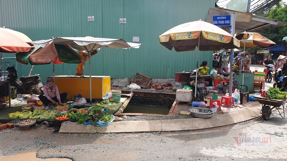 Phóng lên vỉa hè, thanh niên cùng xe máy rơi hố sâu ở Sài Gòn-2