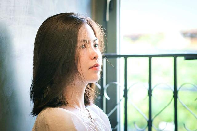 Nửa đêm vợ một mình ôm con vào viện, còn chồng lao đến bên người tình vì cô ấy sợ sấm sét, 2 năm sau ngày ly hôn câu trả lời của vợ cũ khiến anh ta ngã khụy-1