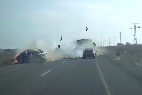 Xe tải rơi liên tiếp 2 bánh trên cao tốc-1