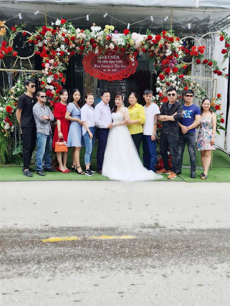 Cô dâu 63 tuổi ở Cao Bằng tổ chức tiệc 2 năm ngày cưới, gây tranh cãi khi mặc váy cô dâu rườm rà đứng đón khách-1