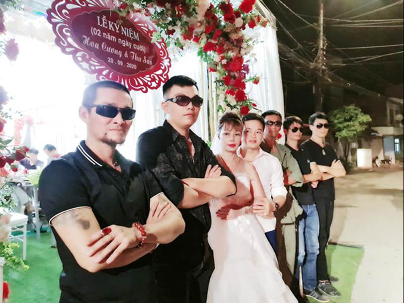 Cô dâu 63 tuổi ở Cao Bằng tổ chức tiệc 2 năm ngày cưới, gây tranh cãi khi mặc váy cô dâu rườm rà đứng đón khách-2