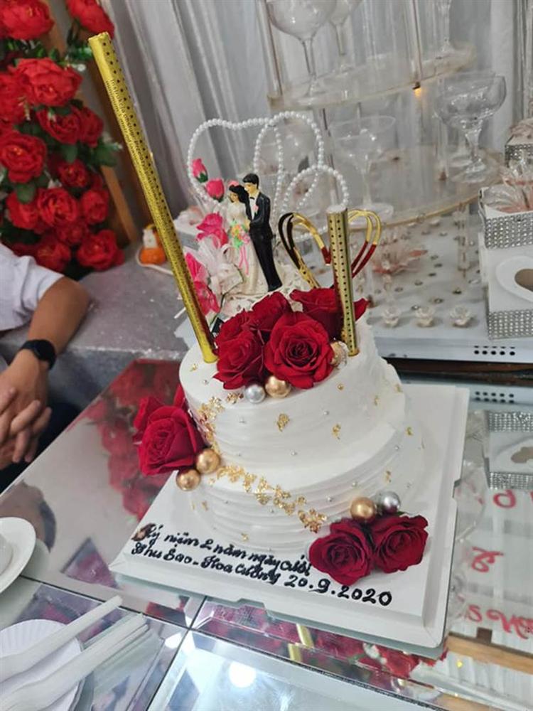 Cô dâu 63 tuổi ở Cao Bằng tổ chức tiệc 2 năm ngày cưới, gây tranh cãi khi mặc váy cô dâu rườm rà đứng đón khách-3