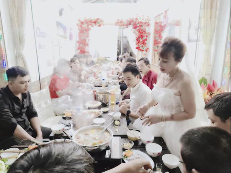 Cô dâu 63 tuổi ở Cao Bằng tổ chức tiệc 2 năm ngày cưới, gây tranh cãi khi mặc váy cô dâu rườm rà đứng đón khách-5