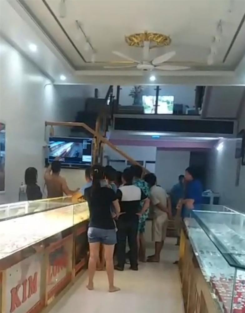 Nam sinh 14 tuổi bịt mặt, đeo găng tay đi xe đạp tới cướp tiệm vàng-1