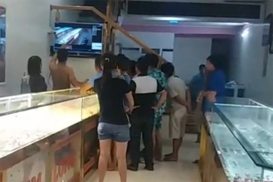 Nam sinh 14 tuổi bịt mặt, đeo găng tay đi xe đạp tới cướp tiệm vàng