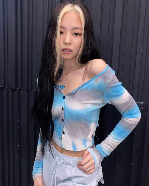 Idol Hàn có tuyệt chiêu kéo lệch áo lả lơi siêu sexy mà vẫn sang chảnh-2