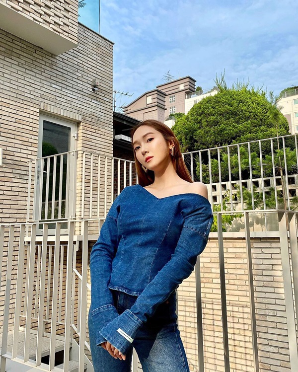 Idol Hàn có tuyệt chiêu kéo lệch áo lả lơi siêu sexy mà vẫn sang chảnh-7