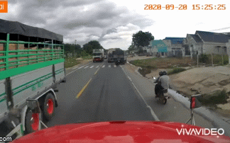 Tài xế xe tải lao lên vỉa hè tìm lối đi riêng - tình huống khiến các phương tiện trên đường bối rối-1