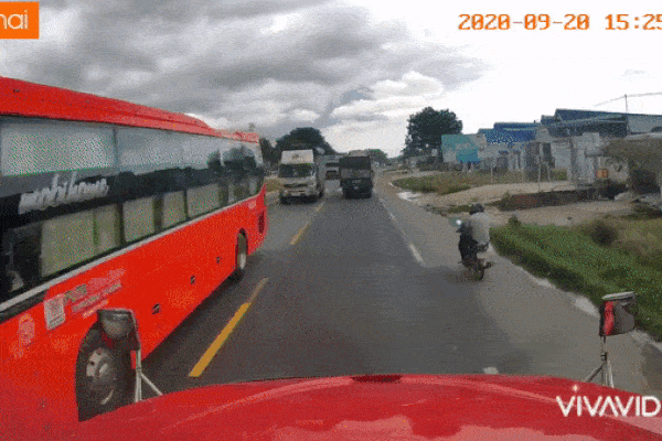 Khoảnh khắc người phụ nữ đi bộ bị sụp xuống mương mất tích khiến người dân hốt hoảng-1