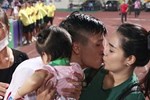 Bùi Tiến Dũng bất ngờ mang nhẫn kim cương cầu hôn Khánh Linh ngay sau khi vô địch V.League-10