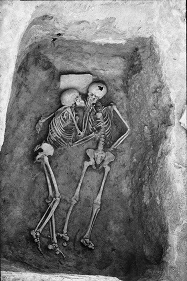Phát hiện bộ hài cốt 2.800 năm tuổi, các nhà khoa học sửng sốt vì tư thế lạ, hé lộ chuyện tình của người xưa khiến con cháu ngày nay phải nể-1