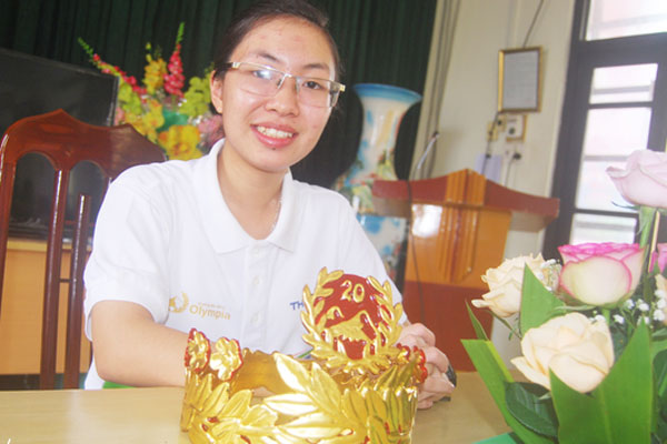 Dân mạng lan truyền pha xử lý đỉnh cao của MC Diệp Chi khi nhìn Á quân Olympia bật khóc-4