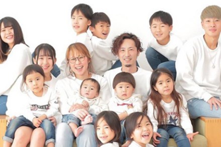 Cặp vợ chồng Nhật Bản cưới hơn 20 năm, sinh 12 đứa con nếp tẻ có đủ, hé lộ cuộc sống mỗi ngày khiến cộng đồng mạng sửng sốt