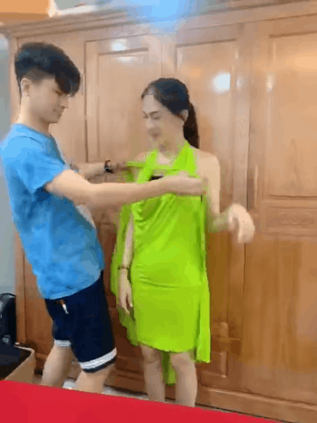 Lâm Khánh Chi xé hư đầm mới mua vì không biết mặc, ông xã cũng toát mồ hôi hột khi trợ giúp-3