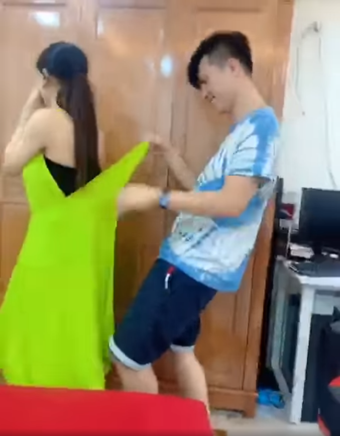 Lâm Khánh Chi xé hư đầm mới mua vì không biết mặc, ông xã cũng toát mồ hôi hột khi trợ giúp-5