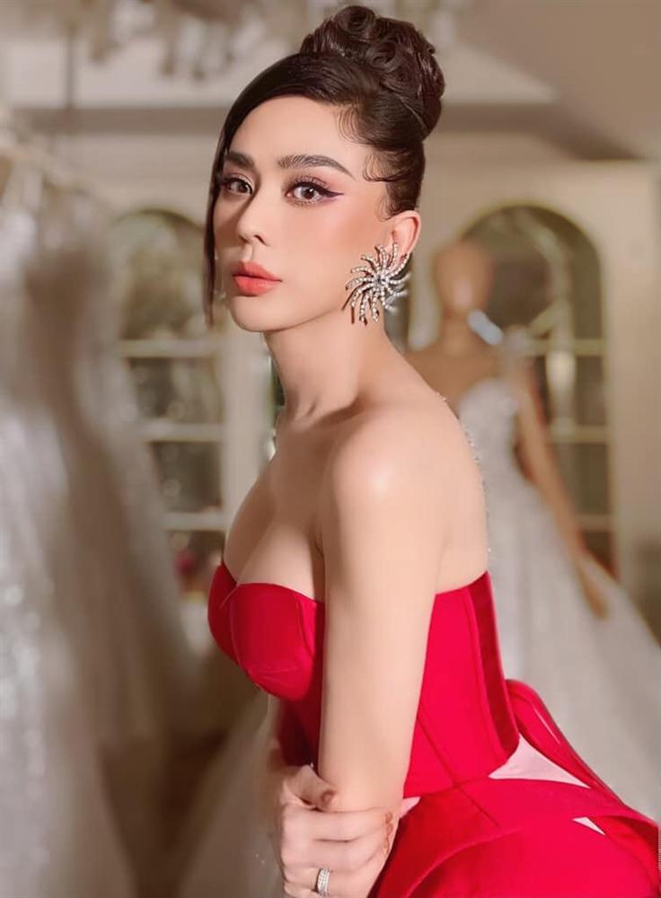 Lâm Khánh Chi xé hư đầm mới mua vì không biết mặc, ông xã cũng toát mồ hôi hột khi trợ giúp-10