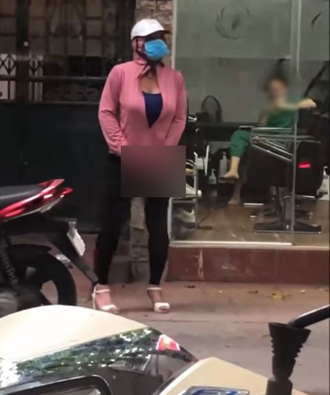 SỐC: Gã đàn ông giả gái đứng giữa đường làm hành động nhạy cảm khiến cánh chị em kinh hãi tột độ-2