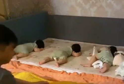 Ai cũng ngưỡng mộ khi thấy chồng mát xa cho vợ trước khi đi ngủ, song nhìn sang bên cạnh thì toát mồ hôi hột-2