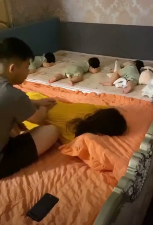 Ai cũng ngưỡng mộ khi thấy chồng mát xa cho vợ trước khi đi ngủ, song nhìn sang bên cạnh thì toát mồ hôi hột-3