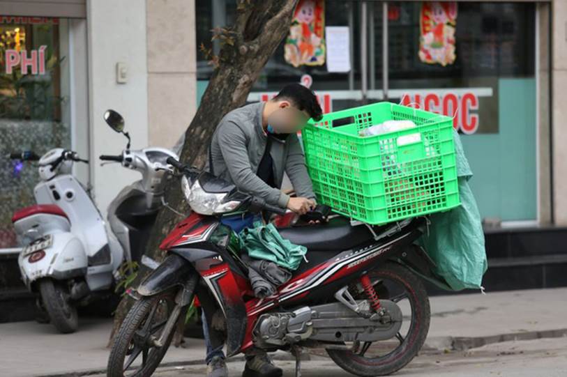 Láu cá đặt tên người nhận là Vợ yêu của anh, cô gái cũng sửng sốt trước màn tung hứng đầy ngọt ngào của anh shipper-2