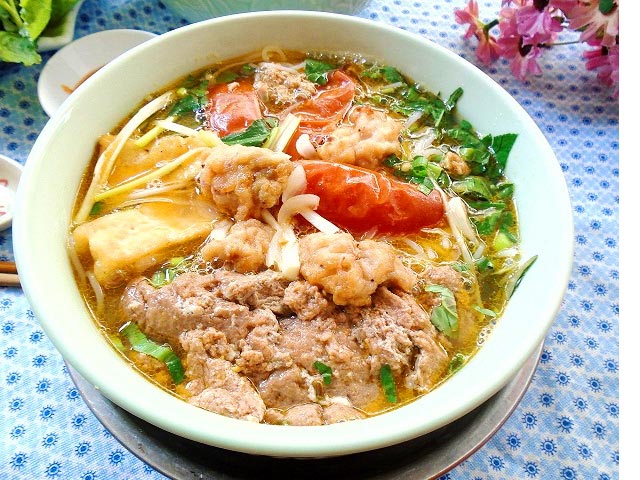 Nấu bún riêu ngon như ngoài hàng đãi bố mẹ chồng tương lai, gái đảm tưởng được khen nào ngờ bị chê vì lý do ai cũng tức thay!-2