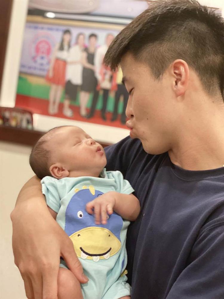 Mới hơn 1 tháng tuổi đã được ông bố trẻ Duy Mạnh trao huy chương vàng, cậu nhỏ Duy Minh được cộng đồng mạng khen nức nở vì giống bố như tạc-2
