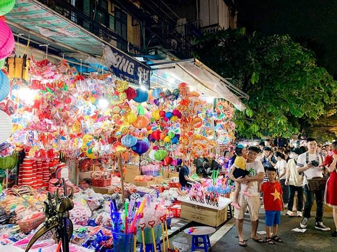 Hàng Mã nườm nượp khách, vì sao tiểu thương vẫn méo mặt kêu trời-1
