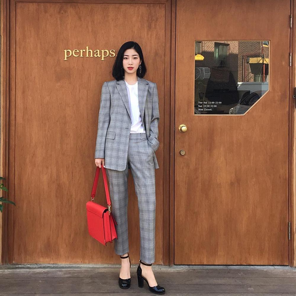 Phụ nữ Pháp mê nhất diện blazer kẻ mùa lạnh, nhìn vừa Tây lại sang xịn hết nấc-10