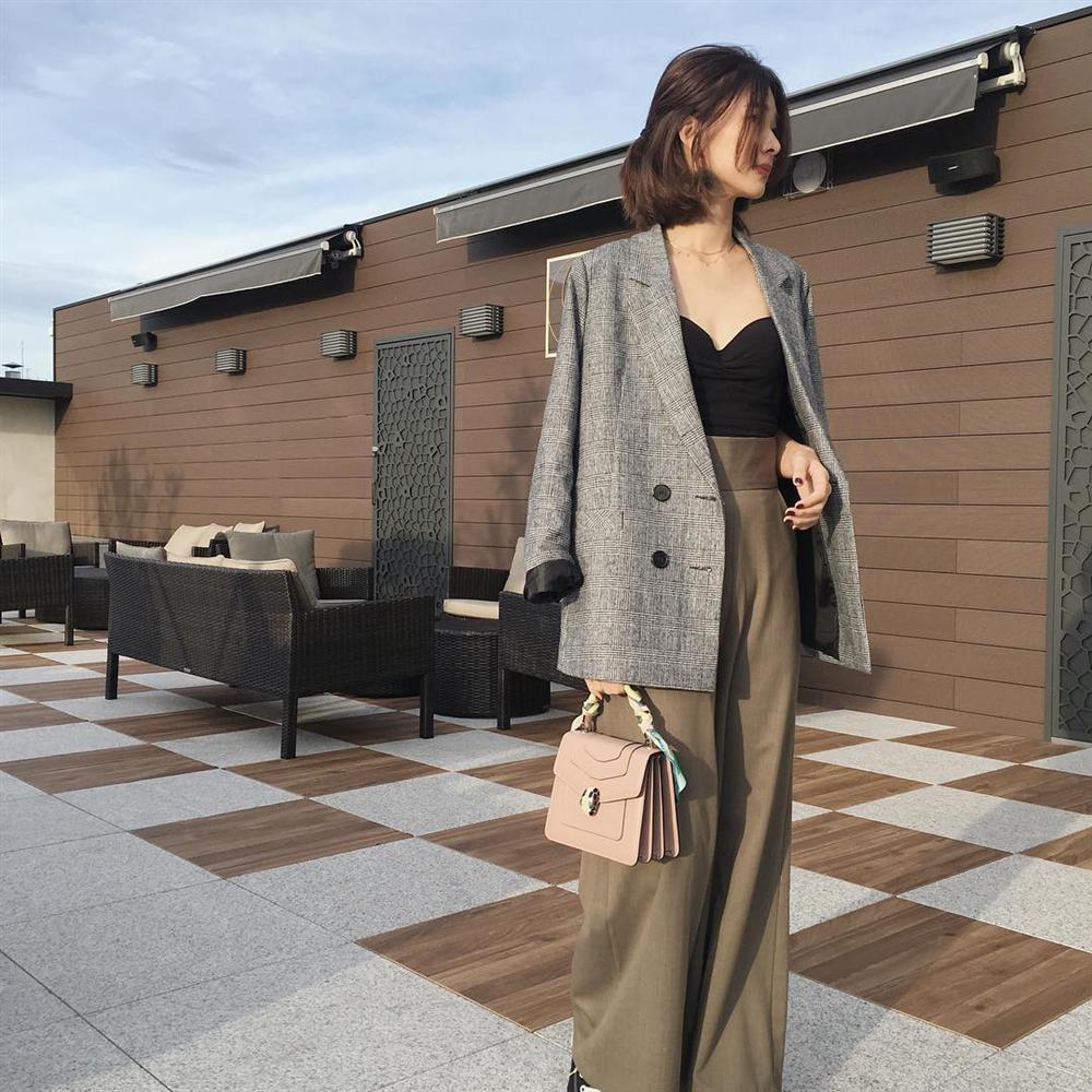 Phụ nữ Pháp mê nhất diện blazer kẻ mùa lạnh, nhìn vừa Tây lại sang xịn hết nấc-4