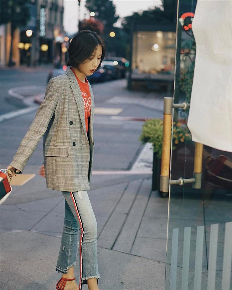 Phụ nữ Pháp mê nhất diện blazer kẻ mùa lạnh, nhìn vừa Tây lại sang xịn hết nấc-5