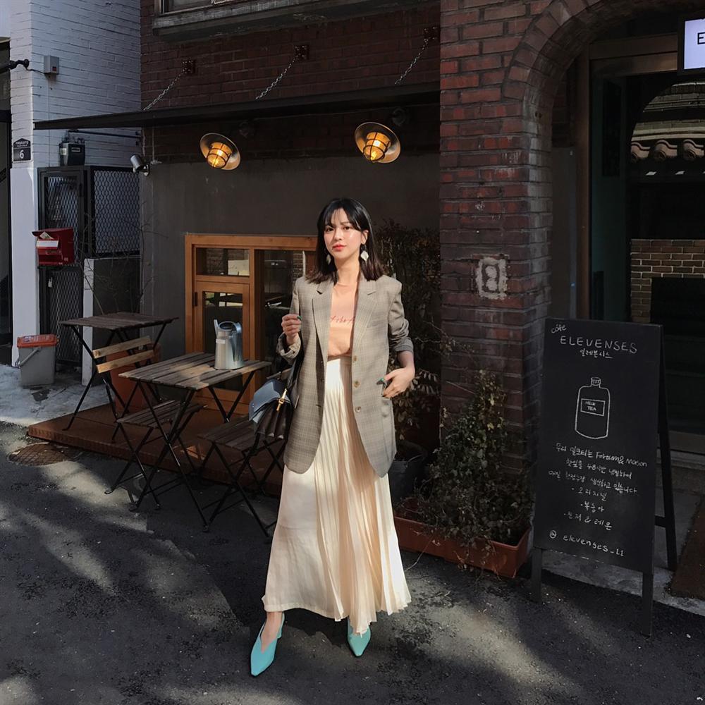 Phụ nữ Pháp mê nhất diện blazer kẻ mùa lạnh, nhìn vừa Tây lại sang xịn hết nấc-7