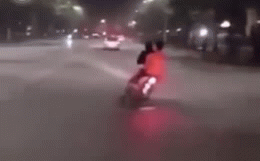 2 thanh niên chạy xe máy, đánh võng tóe lửa trên đường và bức ảnh tiết lộ cái kết đau thương-1