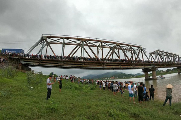 2 học sinh chết cạnh xe máy dưới khe suối-2