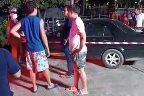 Thấy chiếc ô tô đậu một chỗ suốt 2 ngày không rời đi, người dân kiểm tra thì rùng mình với cảnh tượng bên trong, hé lộ cuộc tình tay 3 ngang trái