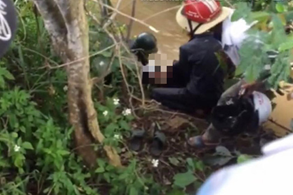 2 học sinh chết cạnh xe máy dưới khe suối-1