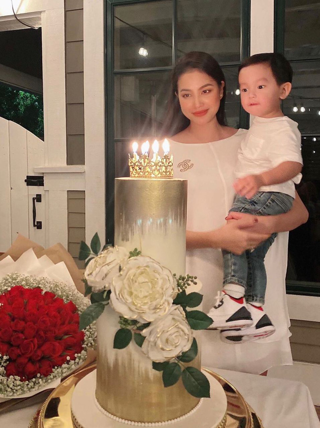 Con trai Phạm Hương sở hữu đôi chân dài miên man giống hệt mẹ, nhìn cậu ấm mà ngưỡng mộ cách nuôi con của Hoa hậu quốc dân-1