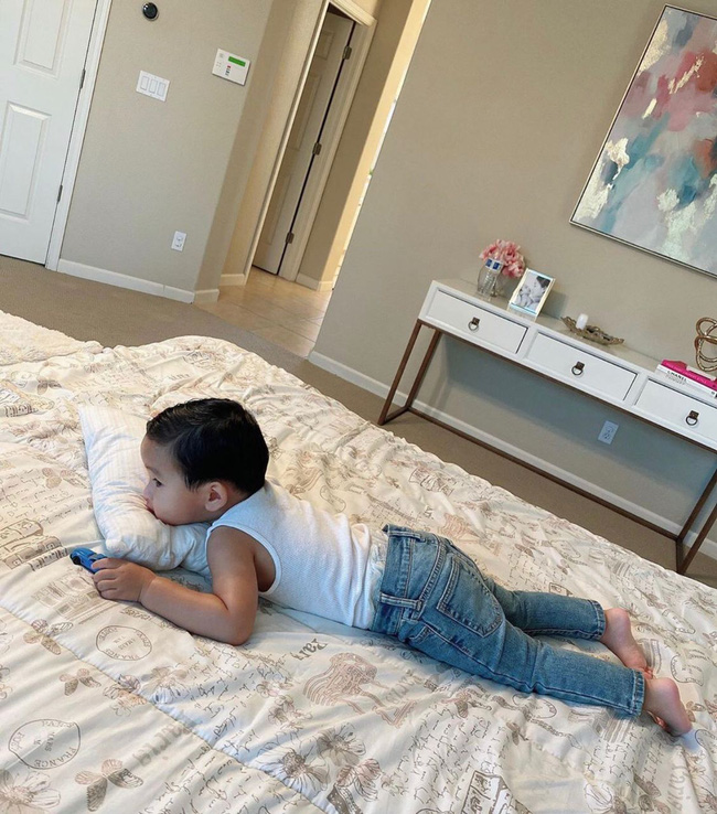 Con trai Phạm Hương sở hữu đôi chân dài miên man giống hệt mẹ, nhìn cậu ấm mà ngưỡng mộ cách nuôi con của Hoa hậu quốc dân-3