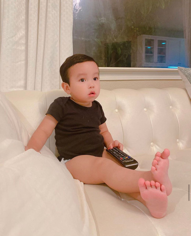 Con trai Phạm Hương sở hữu đôi chân dài miên man giống hệt mẹ, nhìn cậu ấm mà ngưỡng mộ cách nuôi con của Hoa hậu quốc dân-6